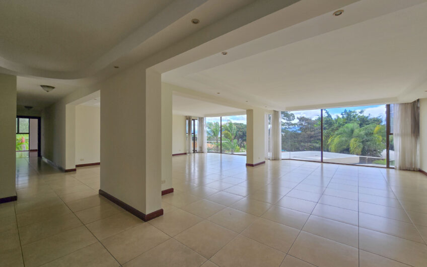 Apartamento de 300 m2 en 1er nivel con 3 habit. en Bello Horizonte Escazú