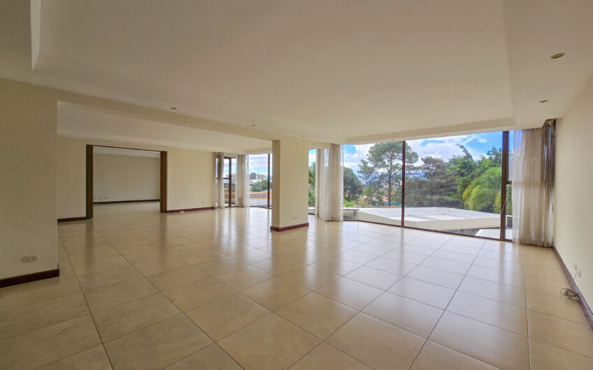 Apartamento de 300 m2 en 1er nivel con 3 habit. en Bello Horizonte Escazú