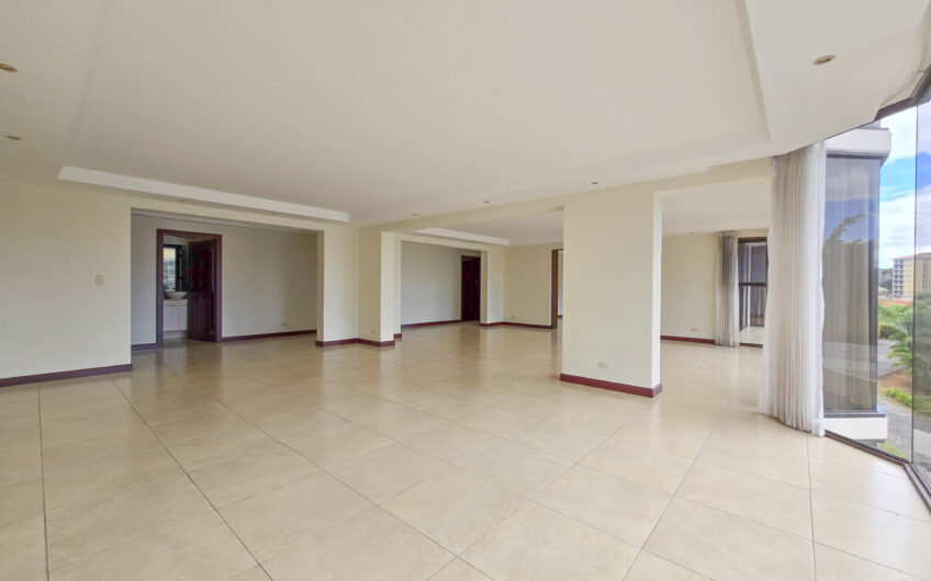 Apartamento de 300 m2 en 1er nivel con 3 habit. en Bello Horizonte Escazú