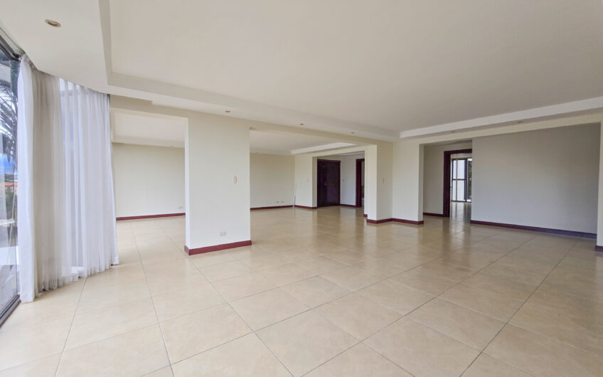 Apartamento de 300 m2 en 1er nivel con 3 habit. en Bello Horizonte Escazú