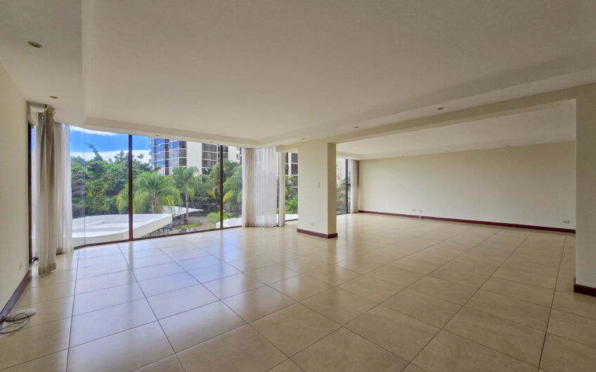 Apartamento de 300 m2 en 1er nivel con 3 habit. en Bello Horizonte Escazú