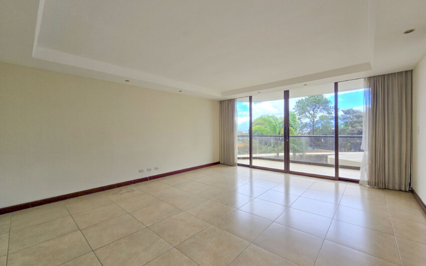 Apartamento de 300 m2 en 1er nivel con 3 habit. en Bello Horizonte Escazú