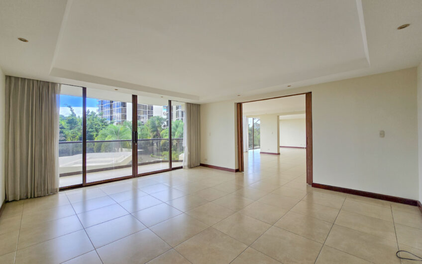 Apartamento de 300 m2 en 1er nivel con 3 habit. en Bello Horizonte Escazú