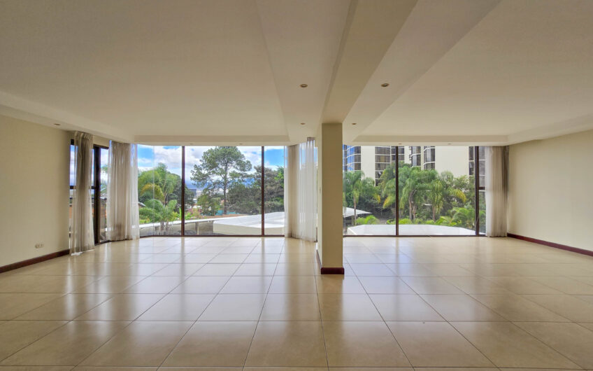 Apartamento de 300 m2 en 1er nivel con 3 habit. en Bello Horizonte Escazú