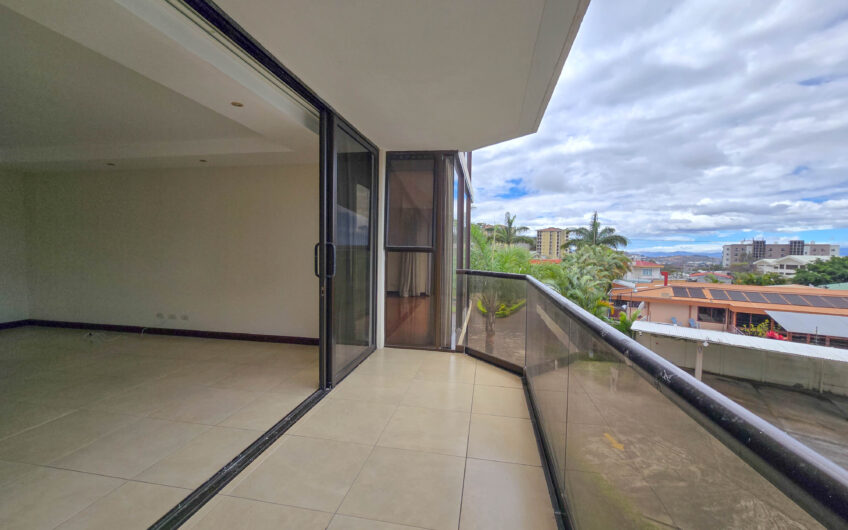 Apartamento de 300 m2 en 1er nivel con 3 habit. en Bello Horizonte Escazú