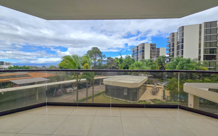 Apartamento de 300 m2 en 1er nivel con 3 habit. en Bello Horizonte Escazú