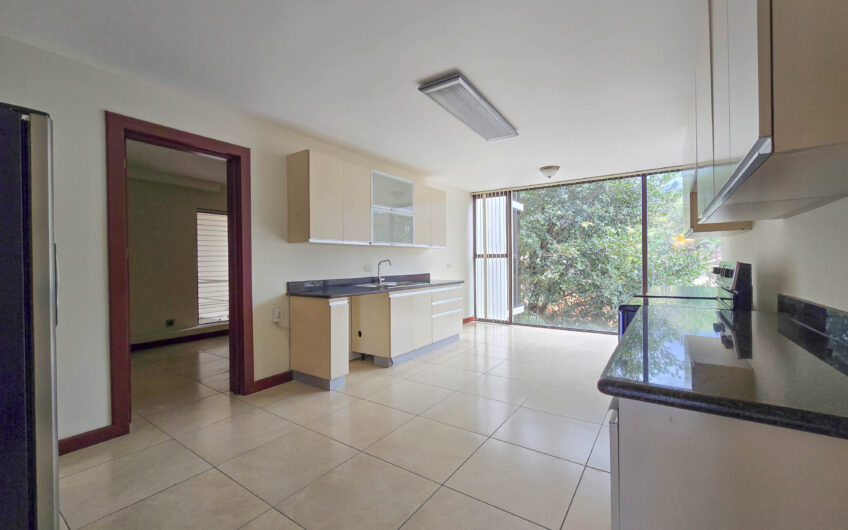 Apartamento de 300 m2 en 1er nivel con 3 habit. en Bello Horizonte Escazú