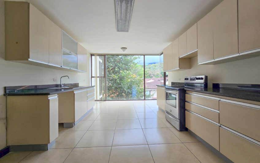 Apartamento de 300 m2 en 1er nivel con 3 habit. en Bello Horizonte Escazú
