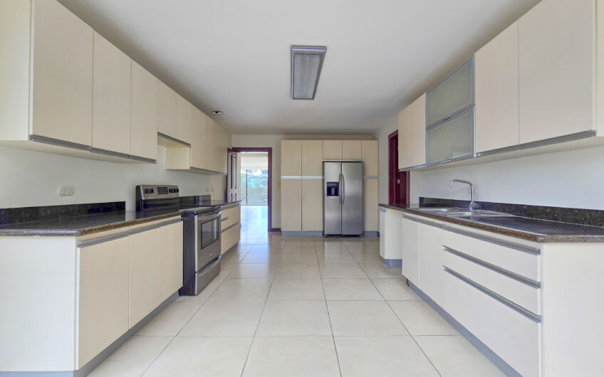 Apartamento de 300 m2 en 1er nivel con 3 habit. en Bello Horizonte Escazú