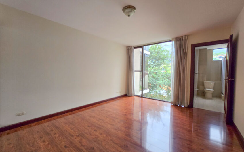Apartamento de 300 m2 en 1er nivel con 3 habit. en Bello Horizonte Escazú