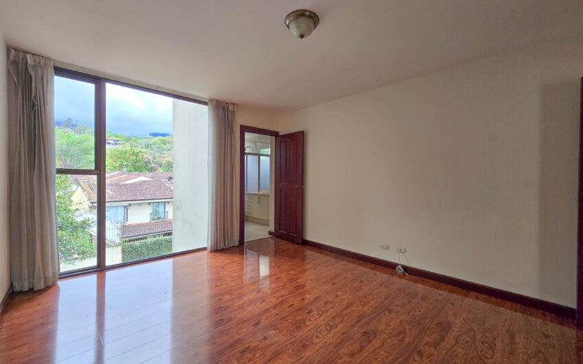 Apartamento de 300 m2 en 1er nivel con 3 habit. en Bello Horizonte Escazú
