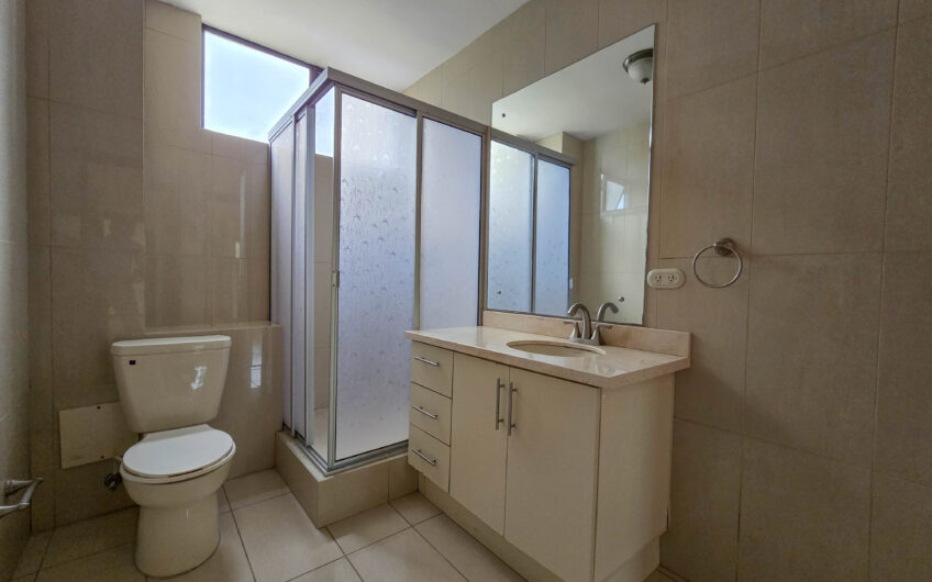 Apartamento de 300 m2 en 1er nivel con 3 habit. en Bello Horizonte Escazú