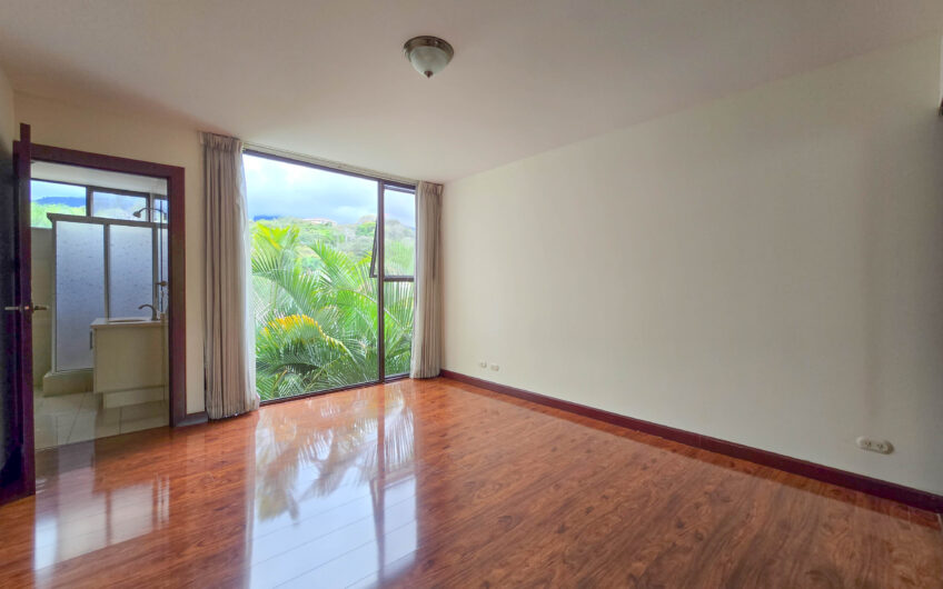 Apartamento de 300 m2 en 1er nivel con 3 habit. en Bello Horizonte Escazú