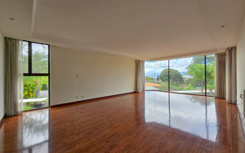 Apartamento de 300 m2 en 1er nivel con 3 habit. en Bello Horizonte Escazú