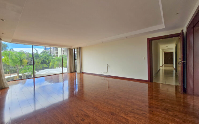 Apartamento de 300 m2 en 1er nivel con 3 habit. en Bello Horizonte Escazú