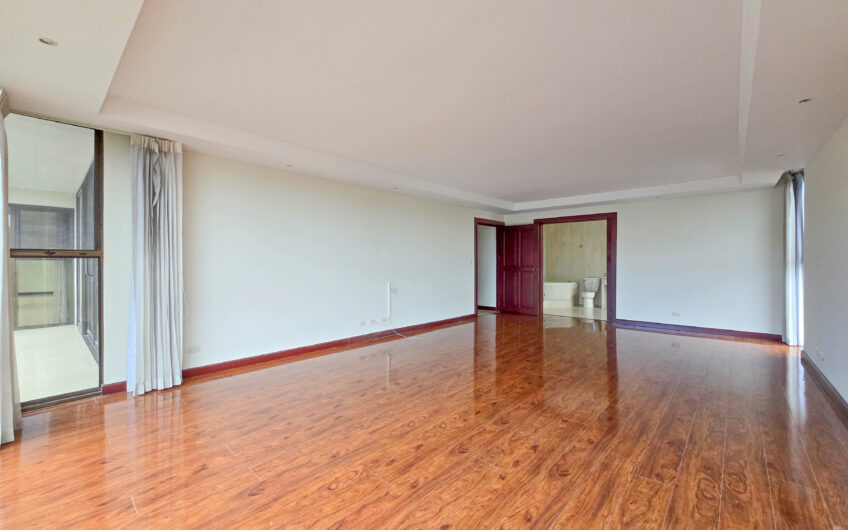 Apartamento de 300 m2 en 1er nivel con 3 habit. en Bello Horizonte Escazú