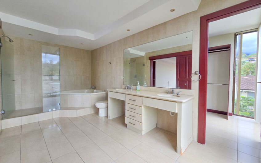 Apartamento de 300 m2 en 1er nivel con 3 habit. en Bello Horizonte Escazú