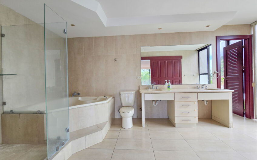 Apartamento de 300 m2 en 1er nivel con 3 habit. en Bello Horizonte Escazú
