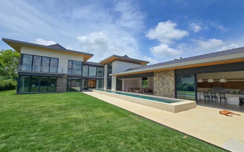Lujosa casa full amueblada con piscina privada y vista en Hacienda Espinal San Rafael de Alajuela