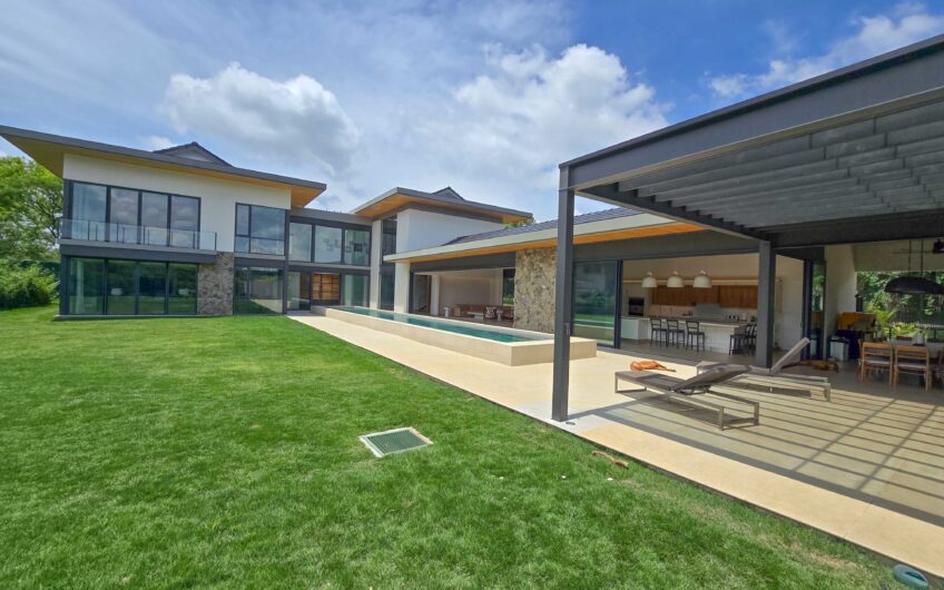 Lujosa casa full amueblada con piscina privada y vista en Hacienda Espinal San Rafael de Alajuela