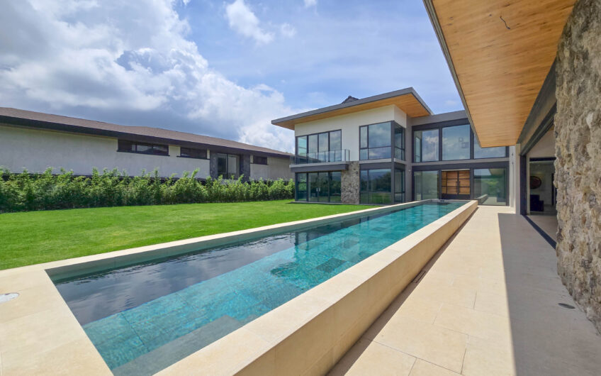 Lujosa casa full amueblada con piscina privada y vista en Hacienda Espinal San Rafael de Alajuela