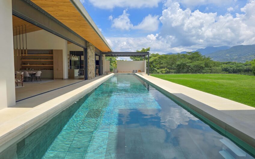 Lujosa casa full amueblada con piscina privada y vista en Hacienda Espinal San Rafael de Alajuela