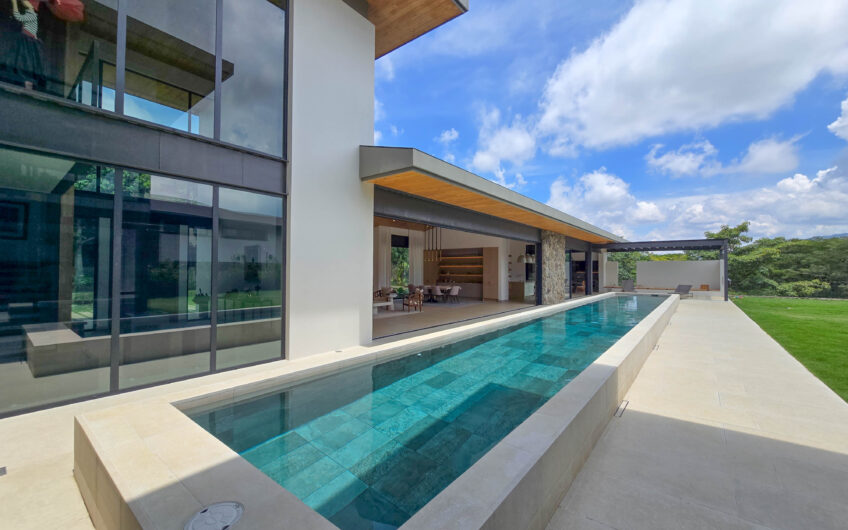 Lujosa casa full amueblada con piscina privada y vista en Hacienda Espinal San Rafael de Alajuela