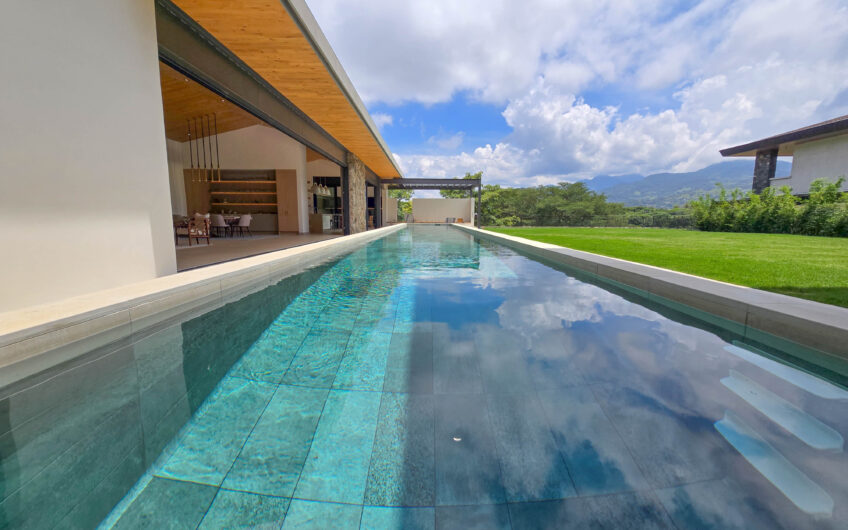 Lujosa casa full amueblada con piscina privada y vista en Hacienda Espinal San Rafael de Alajuela