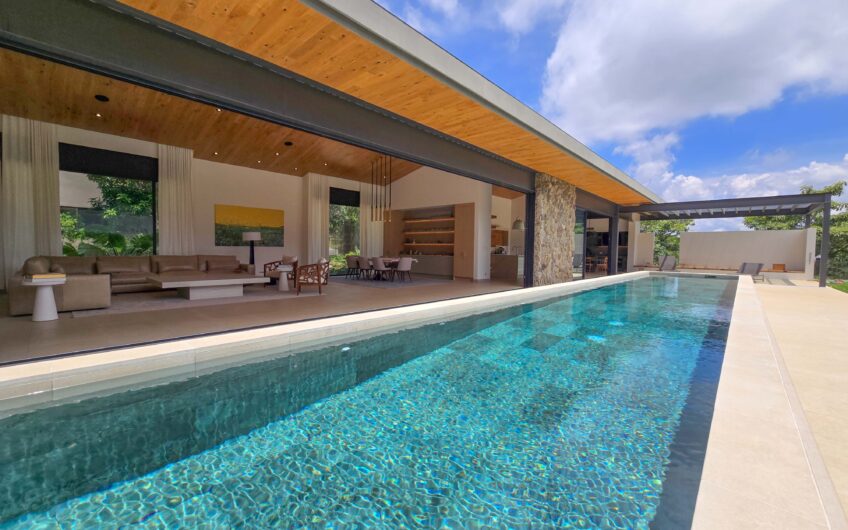 Lujosa casa full amueblada con piscina privada y vista en Hacienda Espinal San Rafael de Alajuela