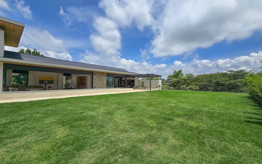 Lujosa casa full amueblada con piscina privada y vista en Hacienda Espinal San Rafael de Alajuela