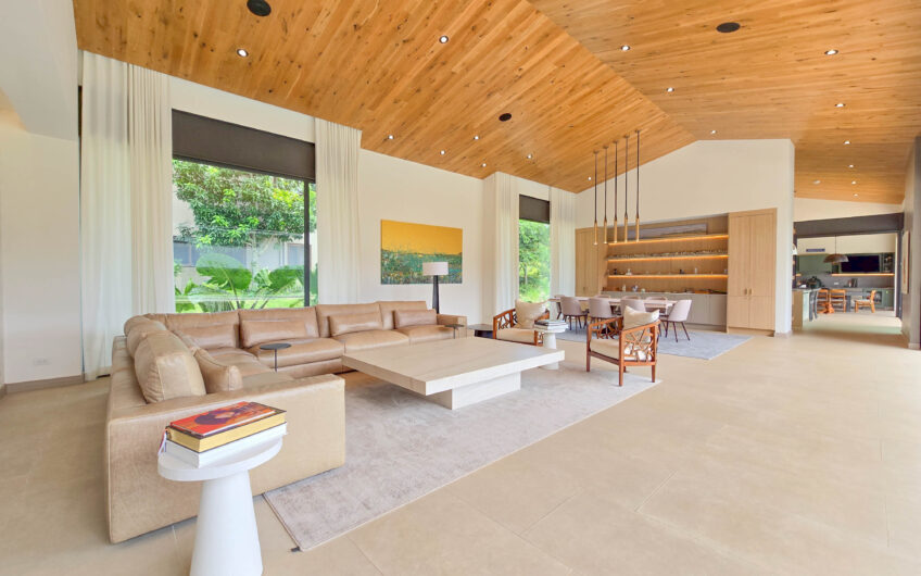 Lujosa casa full amueblada con piscina privada y vista en Hacienda Espinal San Rafael de Alajuela