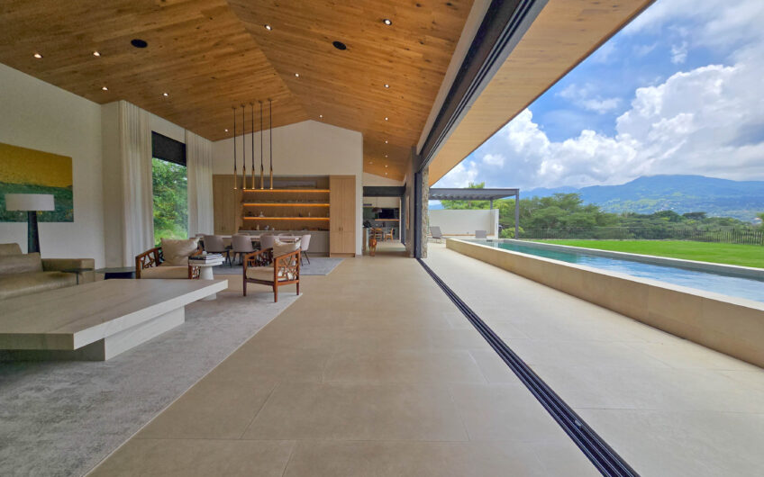 Lujosa casa full amueblada con piscina privada y vista en Hacienda Espinal San Rafael de Alajuela