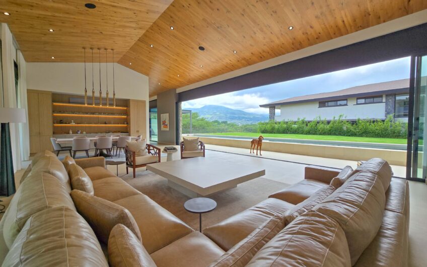 Lujosa casa full amueblada con piscina privada y vista en Hacienda Espinal San Rafael de Alajuela