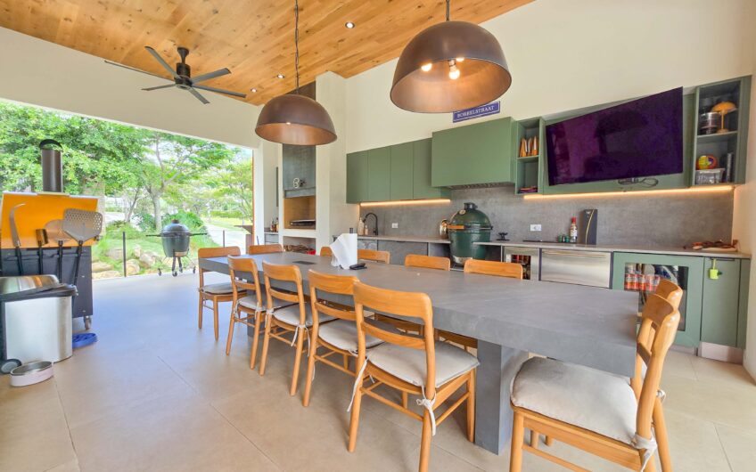 Lujosa casa full amueblada con piscina privada y vista en Hacienda Espinal San Rafael de Alajuela