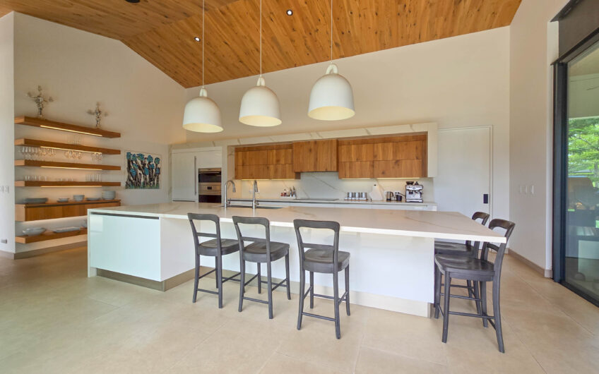 Lujosa casa full amueblada con piscina privada y vista en Hacienda Espinal San Rafael de Alajuela