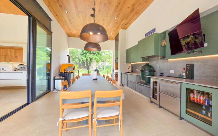 Lujosa casa full amueblada con piscina privada y vista en Hacienda Espinal San Rafael de Alajuela
