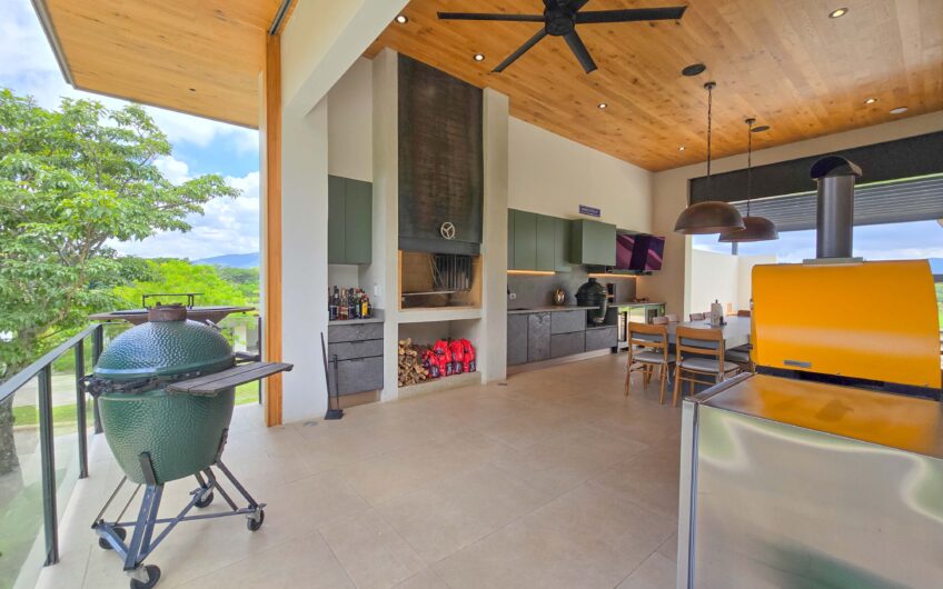 Lujosa casa full amueblada con piscina privada y vista en Hacienda Espinal San Rafael de Alajuela