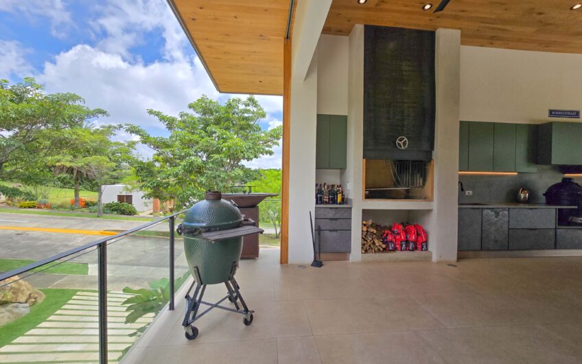 Lujosa casa full amueblada con piscina privada y vista en Hacienda Espinal San Rafael de Alajuela