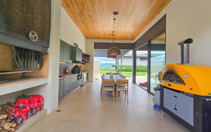 Lujosa casa full amueblada con piscina privada y vista en Hacienda Espinal San Rafael de Alajuela