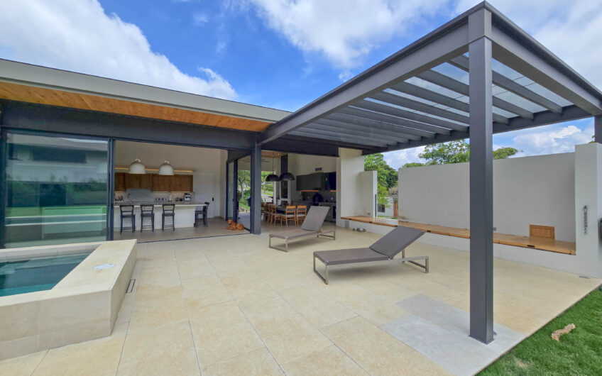 Lujosa casa full amueblada con piscina privada y vista en Hacienda Espinal San Rafael de Alajuela