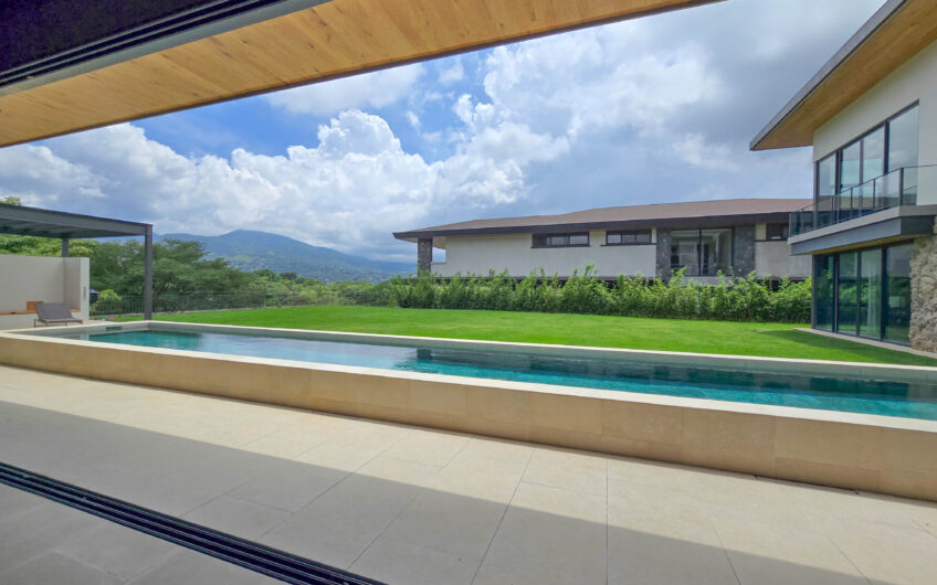 Lujosa casa full amueblada con piscina privada y vista en Hacienda Espinal San Rafael de Alajuela