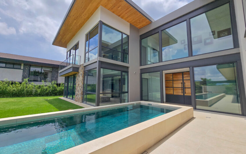 Lujosa casa full amueblada con piscina privada y vista en Hacienda Espinal San Rafael de Alajuela