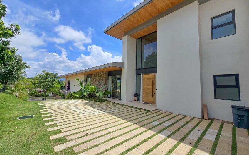 Lujosa casa full amueblada con piscina privada y vista en Hacienda Espinal San Rafael de Alajuela