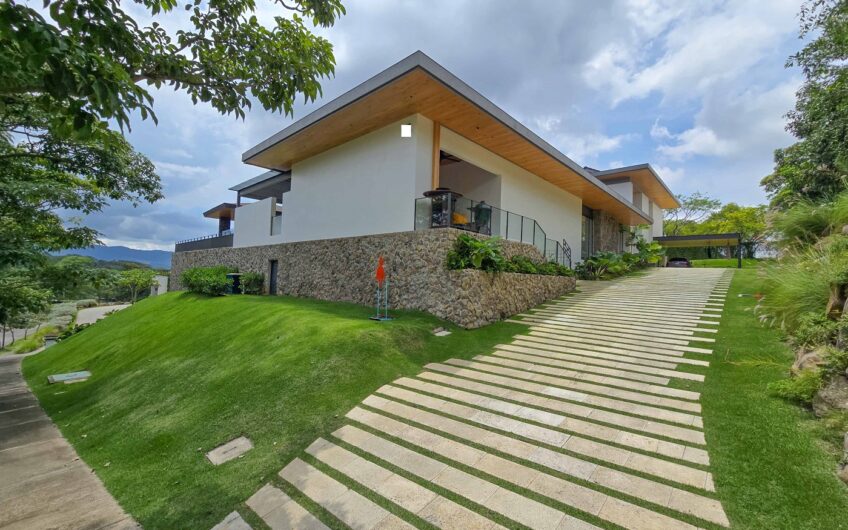 Lujosa casa full amueblada con piscina privada y vista en Hacienda Espinal San Rafael de Alajuela