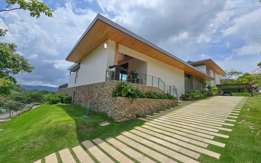 Lujosa casa full amueblada con piscina privada y vista en Hacienda Espinal San Rafael de Alajuela
