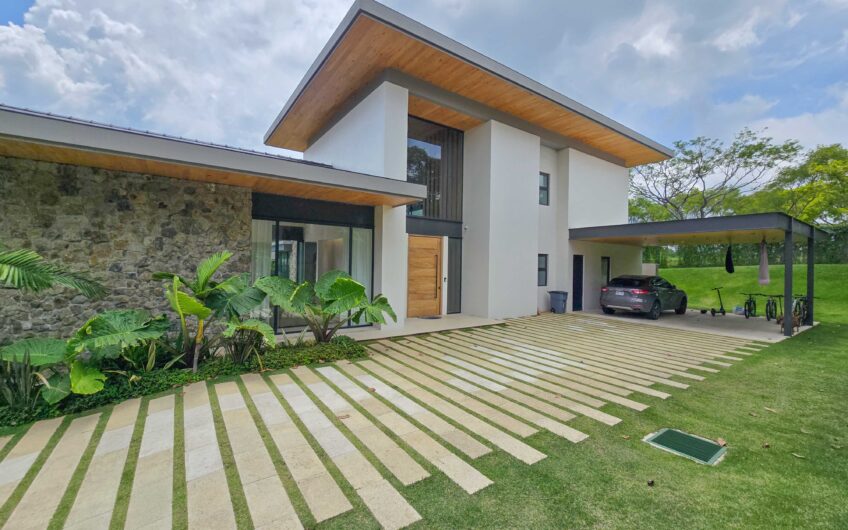 Lujosa casa full amueblada con piscina privada y vista en Hacienda Espinal San Rafael de Alajuela