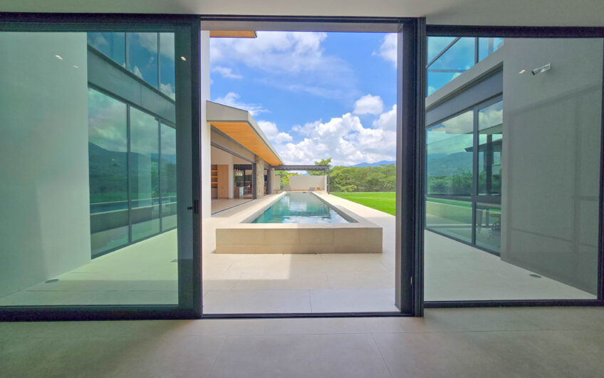 Lujosa casa full amueblada con piscina privada y vista en Hacienda Espinal San Rafael de Alajuela