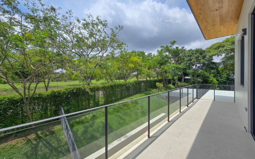 Lujosa casa full amueblada con piscina privada y vista en Hacienda Espinal San Rafael de Alajuela