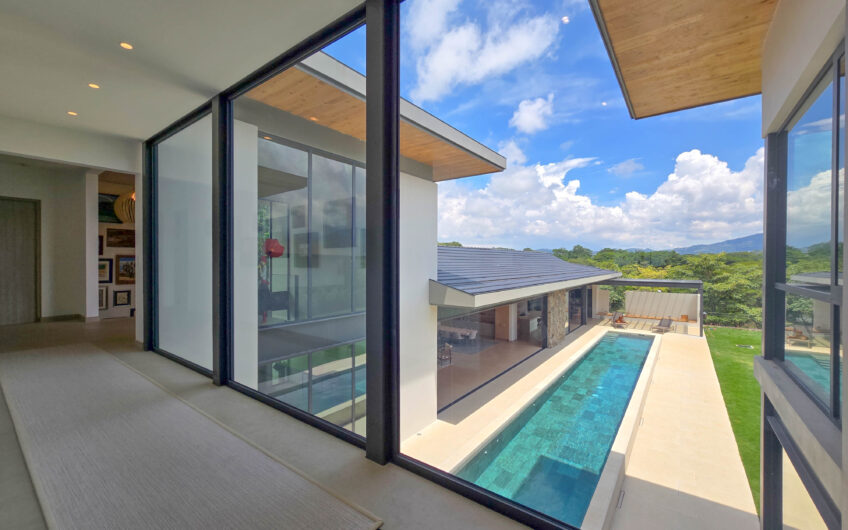 Lujosa casa full amueblada con piscina privada y vista en Hacienda Espinal San Rafael de Alajuela