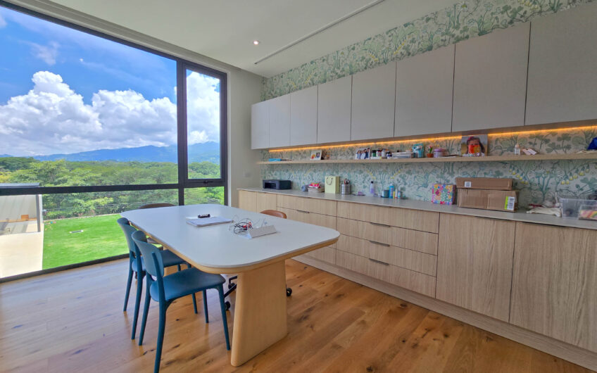 Lujosa casa full amueblada con piscina privada y vista en Hacienda Espinal San Rafael de Alajuela